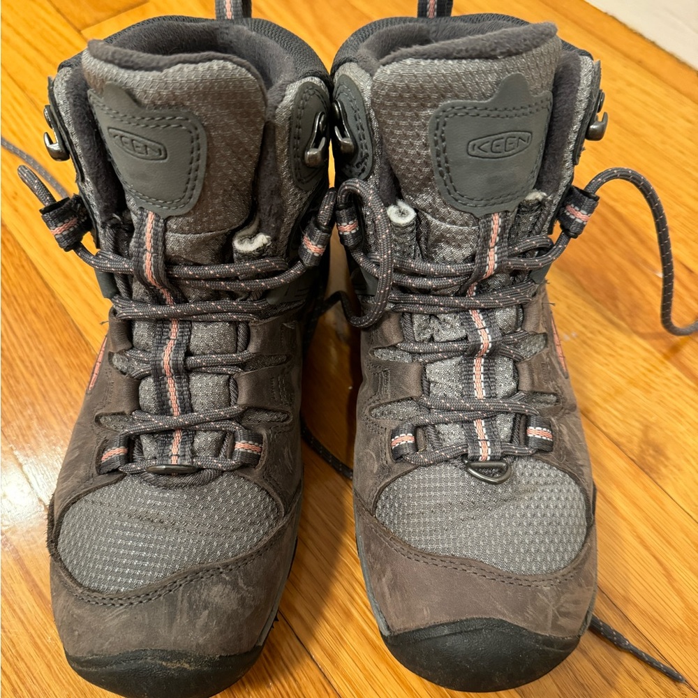 Keen women’s size 8 waterproof winter hiking boots